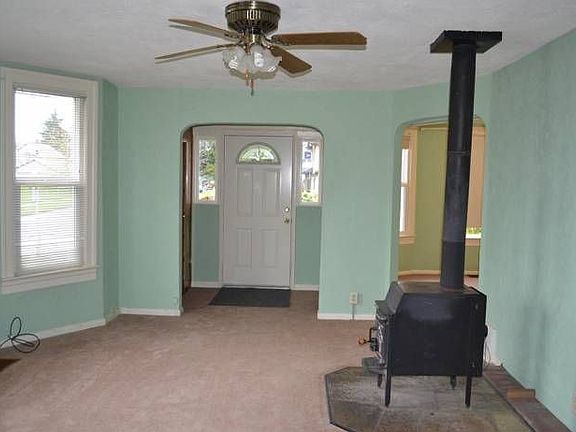 Spacious living room