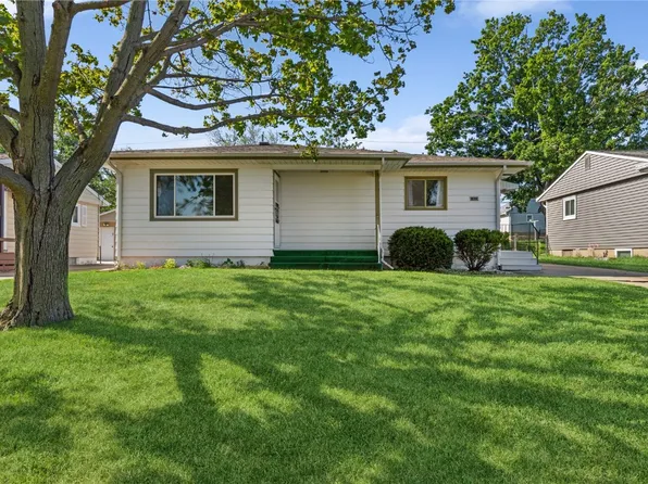 1121 Regent St NE, Cedar Rapids, IA 52402