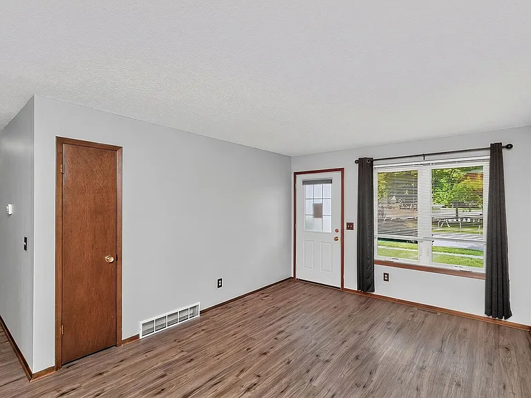 1614 NW Applewood St — Photo 4