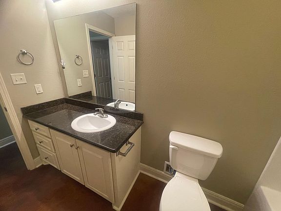 4th image of 809 Live Oak St Unit B