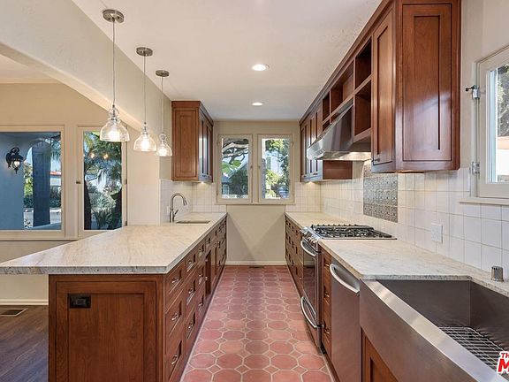 4th image of 2262 Cloverfield Blvd