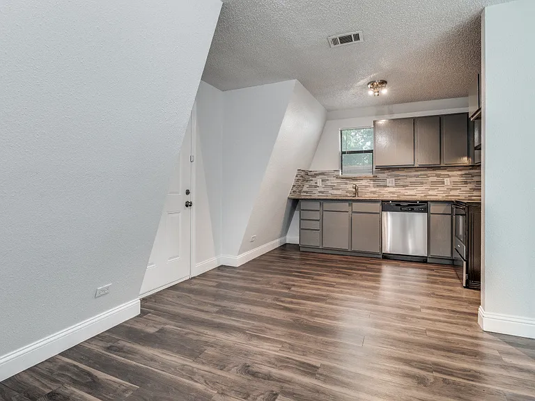 809 E Pioneer Dr — Photo 4