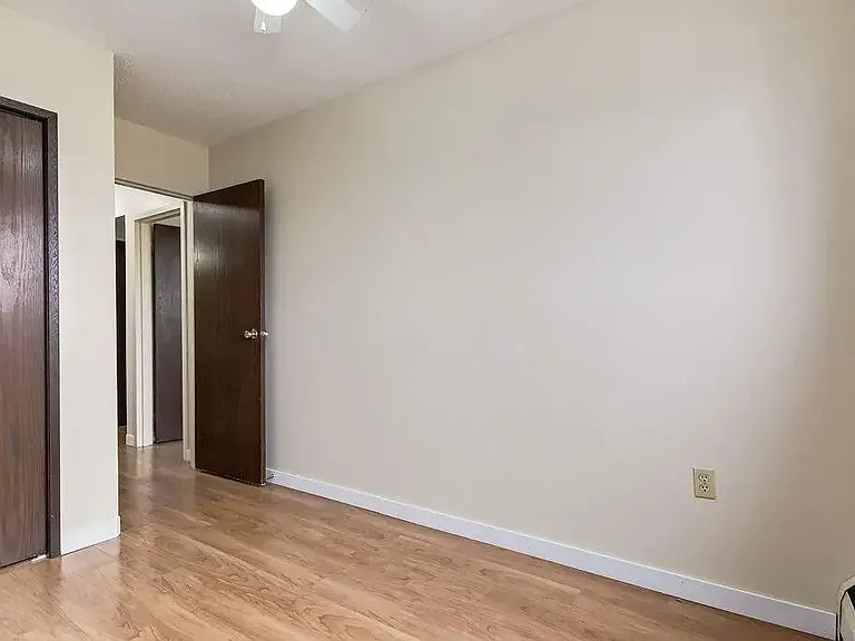 2526 Thompson Cres SE — Photo 17