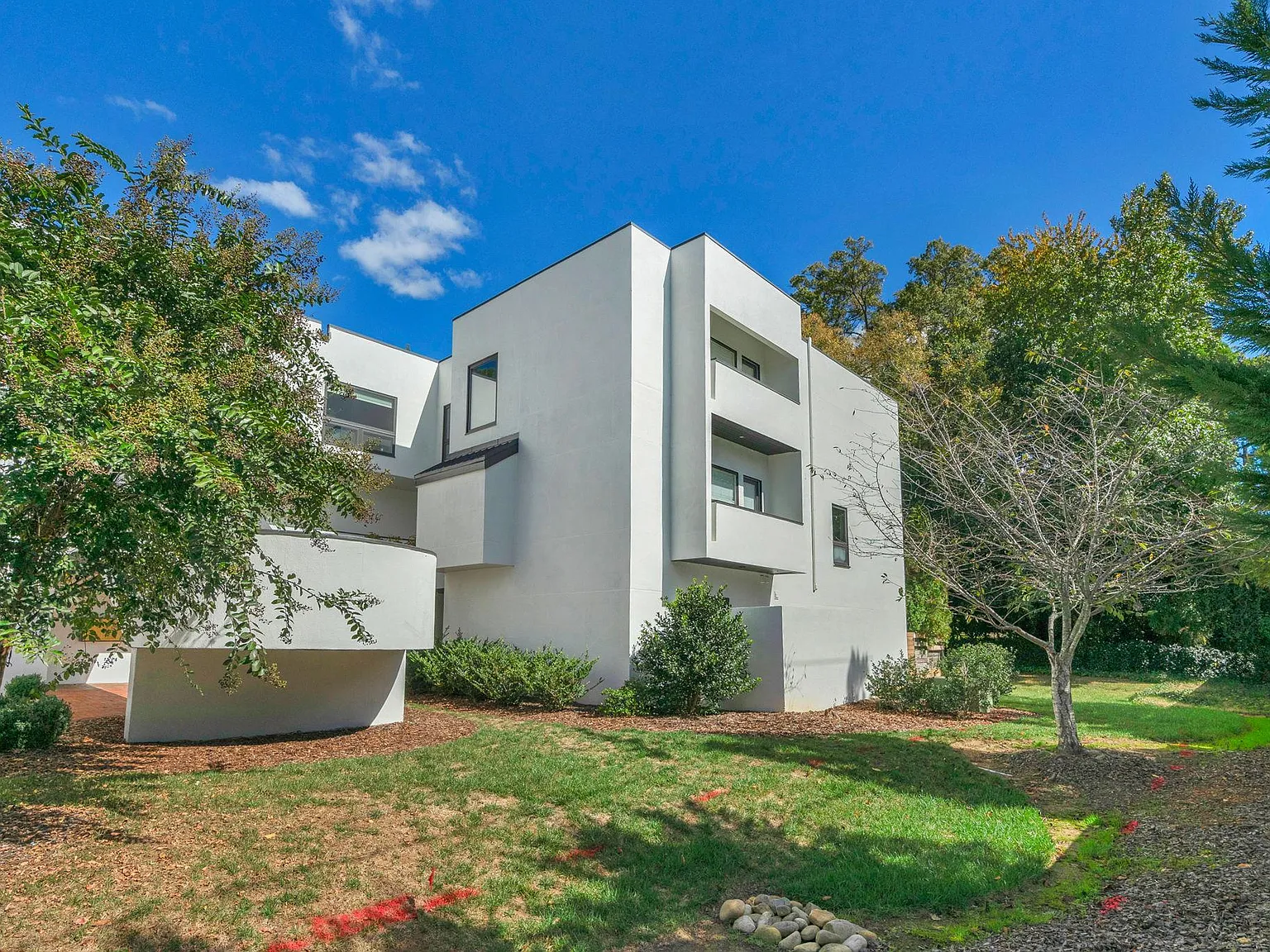 2 bed, 1.5 bath, 1015 sqft, $2,295 — Photo 1
