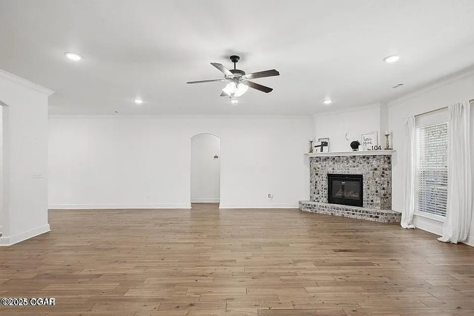 4 bed, 3.0 bath, 3077 sqft, $2,300 — Photo 4
