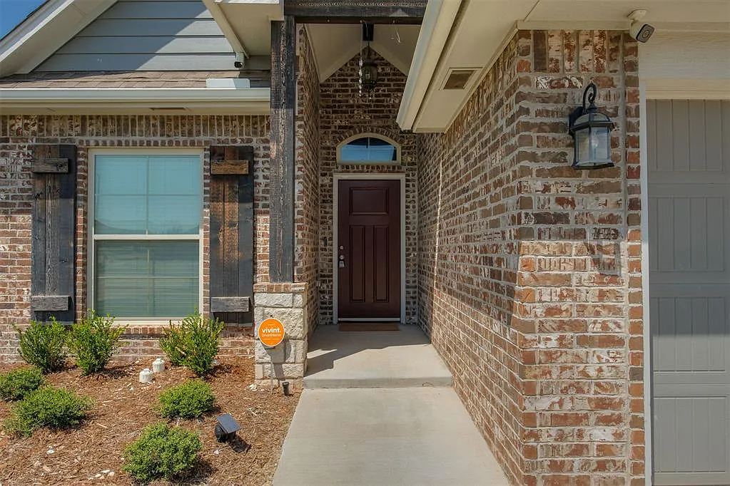4 bed, 1823 sqft, $2,100 — Photo 2