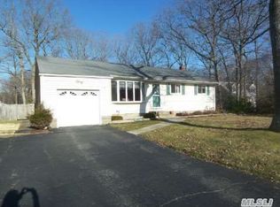 195 Jefferson Ave, Saint James, NY 11780