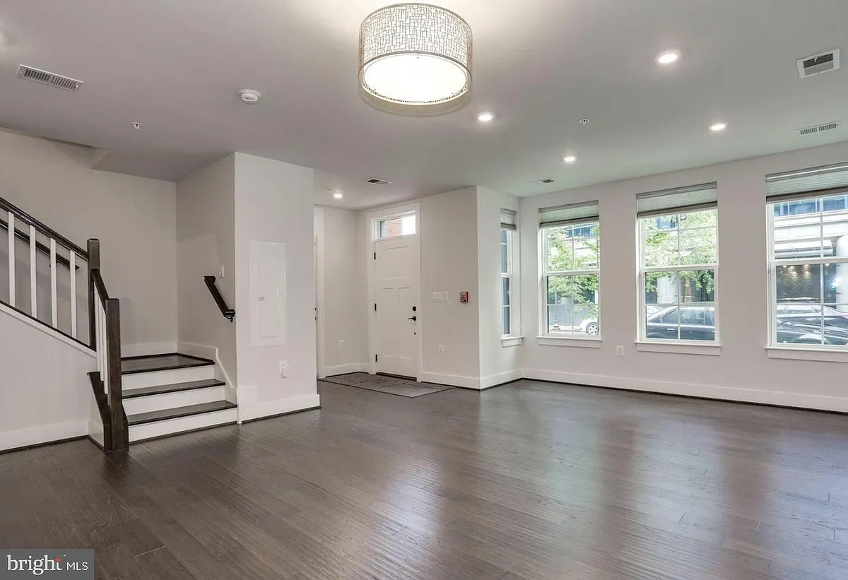 Building Photo - 1411 Key Blvd #102