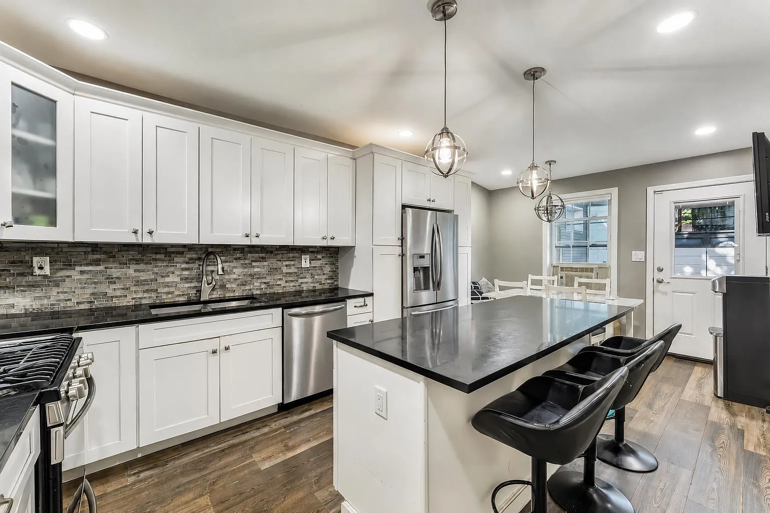 3 bed, 2.5 bath, 1435 sqft, $4,100 — Photo 1