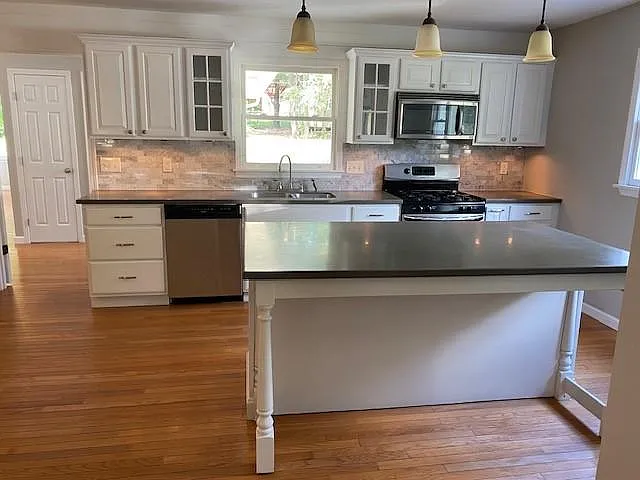 225 Thompson Pl — Photo 6