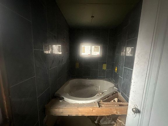 4th image of 15875 Strathmoor St