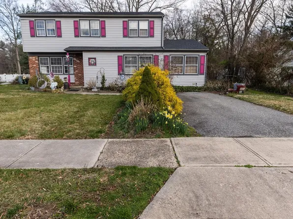 21 Longwood Dr, Burlington Township, NJ 08016