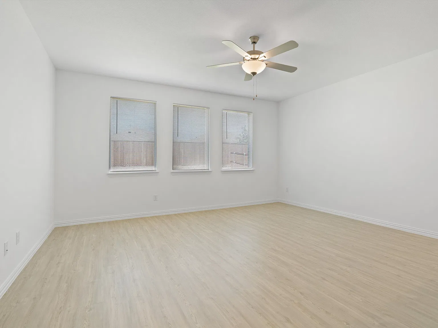 4 bed, 1996 sqft, $2,450 — Photo 4