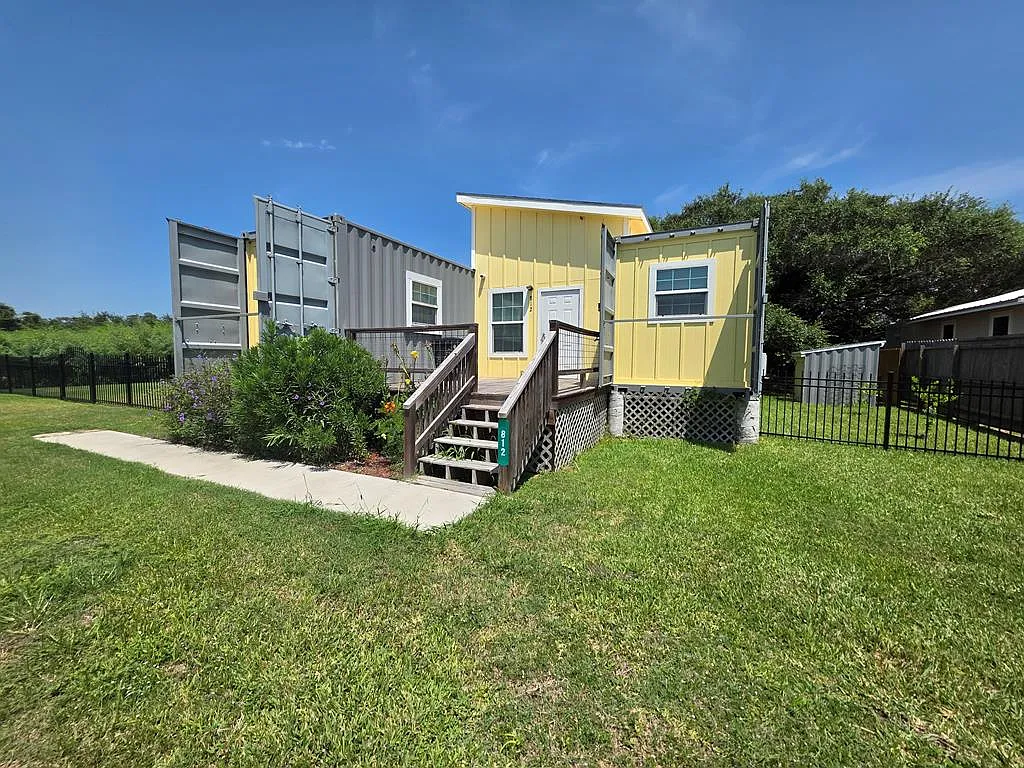 2 bed, 656 sqft, $1,400 — Photo 1