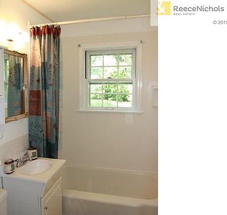 Wonderful full bath!