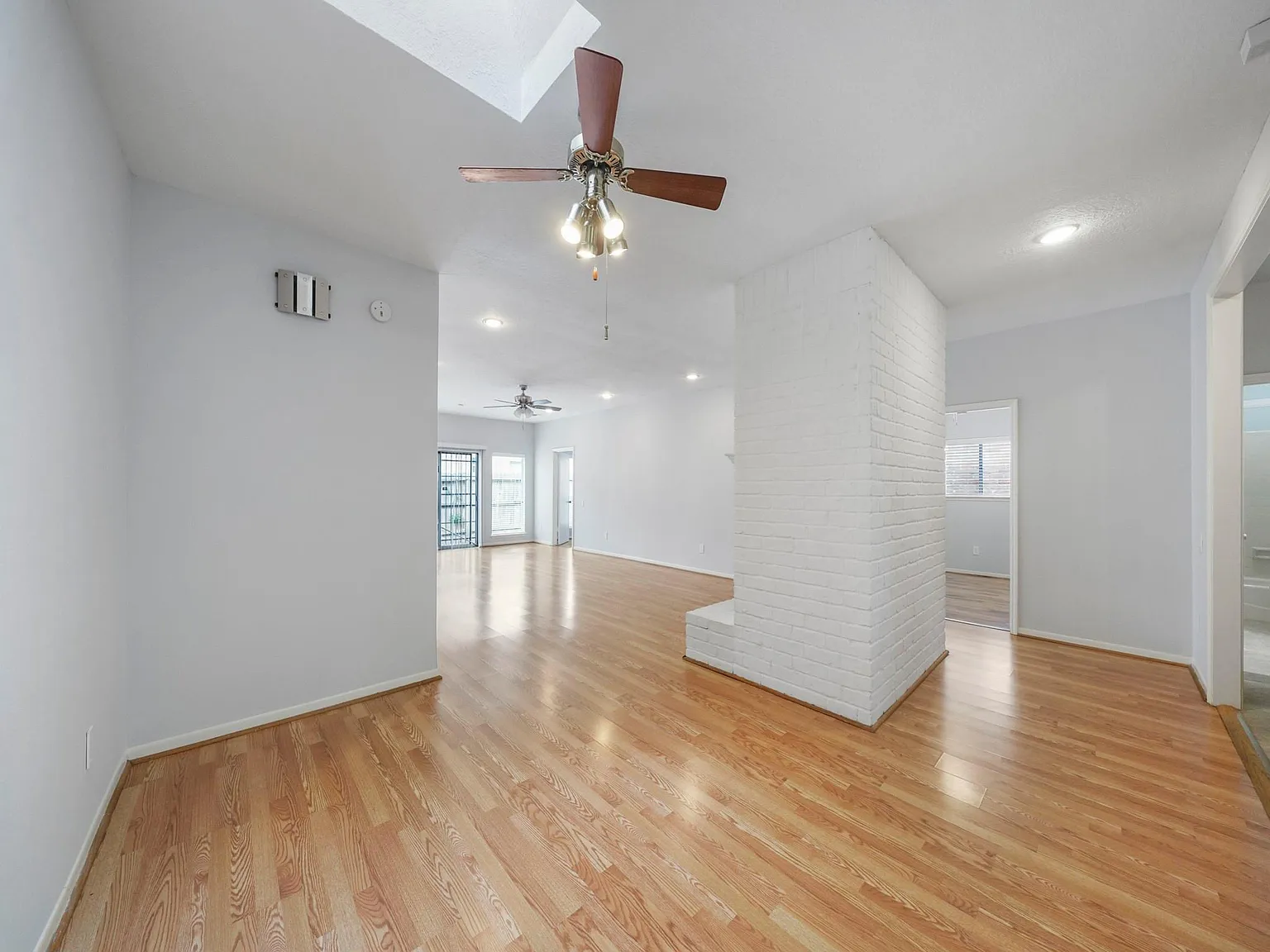 3 bed, 3.0 bath, 2006 sqft, $2,300 — Photo 3