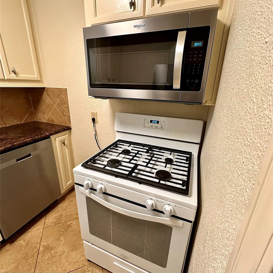 1 bed, 1.0 bath, 569 sqft, $950 — Photo 4