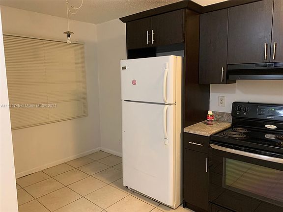 2nd image of 4075 Lakeside Dr #4075