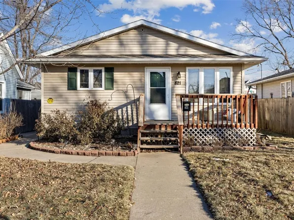821 10th St SW, Cedar Rapids, IA 52404