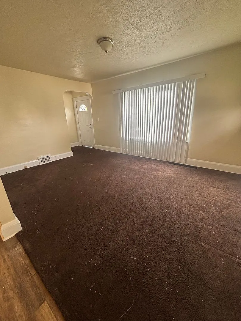 3bd Single Cash Pay/Section 8 — Photo 2
