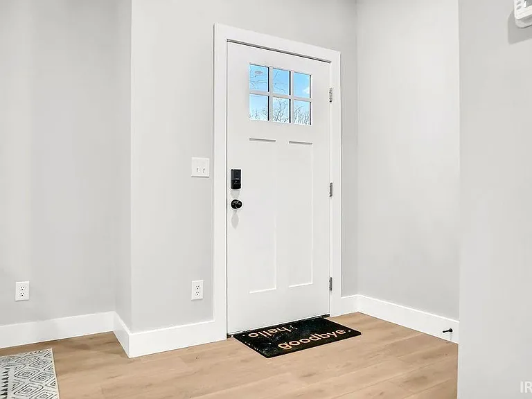 1112 N Woodburn Ave — Photo 5