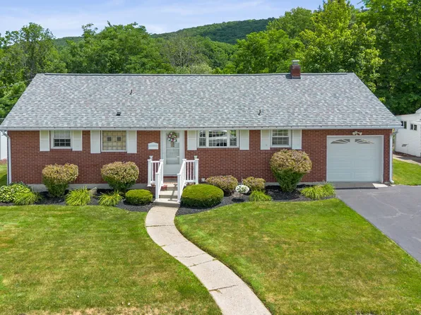 305 Woodlawn Dr, Vestal, NY 13850