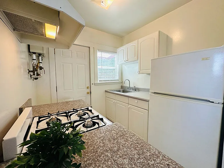 Urban Oasis! North Oakland 58th St Garden Apartments — Photo 6