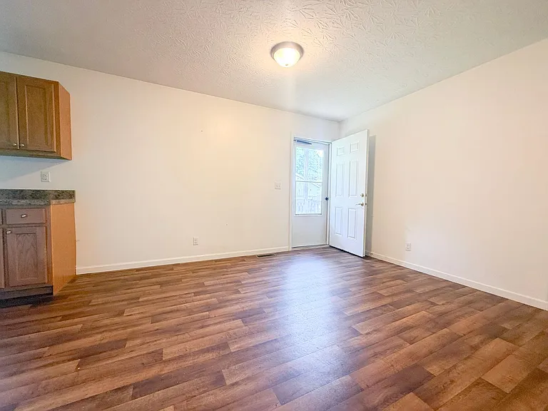 137 McCawley St — Photo 12