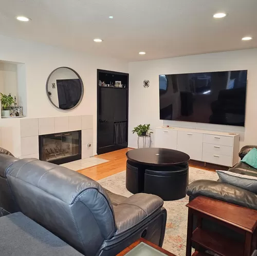 Family room with Smart TV - 86 inches - 2782 Woodlyn Rd
