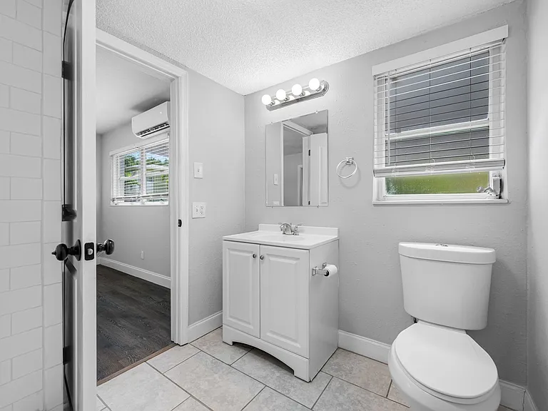 1200 Beach Dr NE — Photo 11