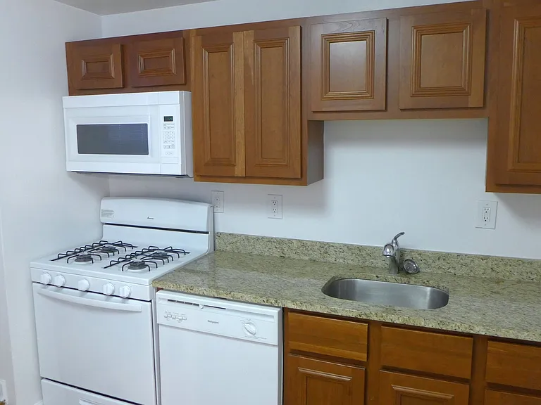 Marshfield Apartments — Photo 7