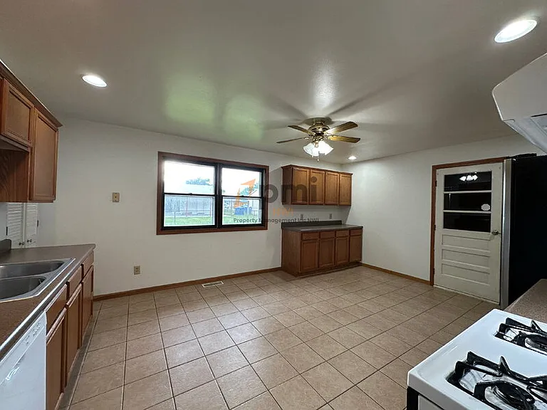 732 N State Road 149 — Photo 8