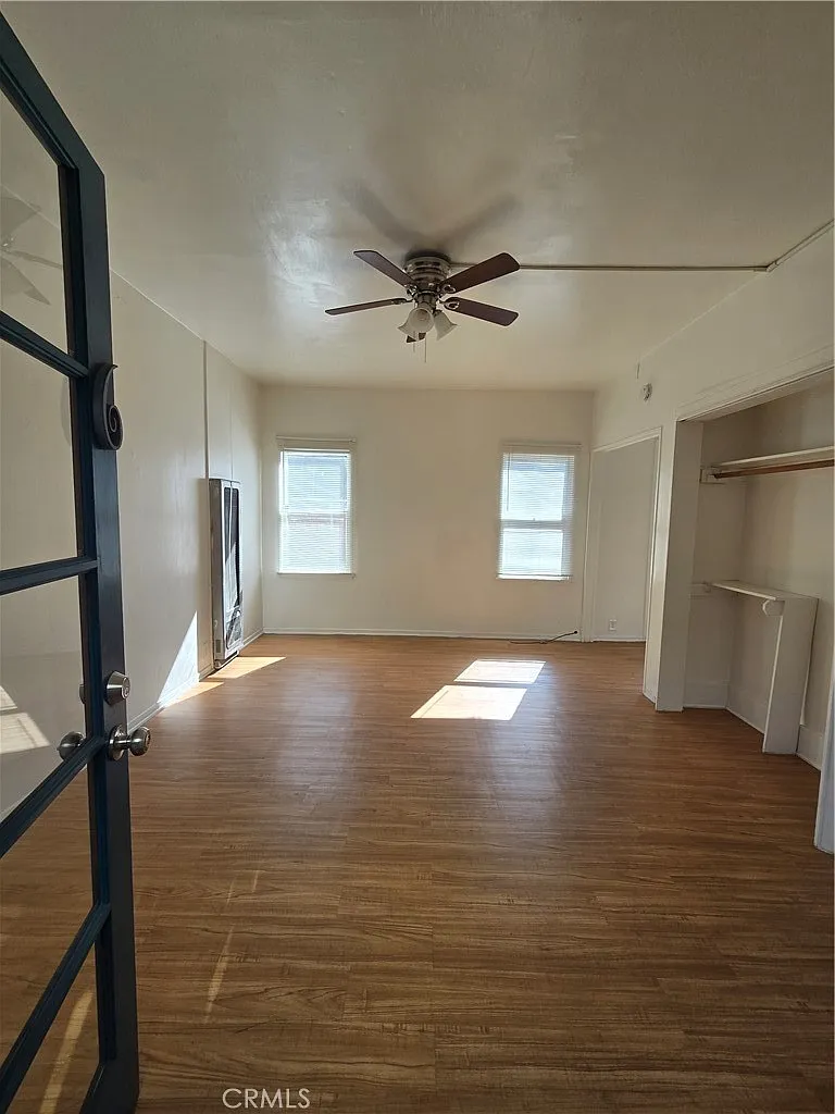Building Photo - 942 E 2nd St #6