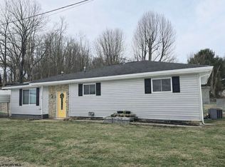 68 School St, Ellenboro, WV 26346