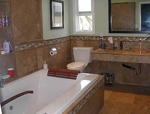 Upstairs Bathroom-Spa Tub