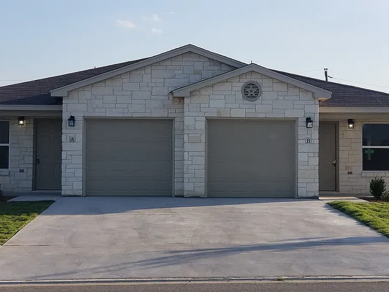 202 Lowes Blvd #B — Photo 3
