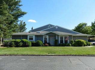 1 Hampshire Ct, Holbrook, NY 11741