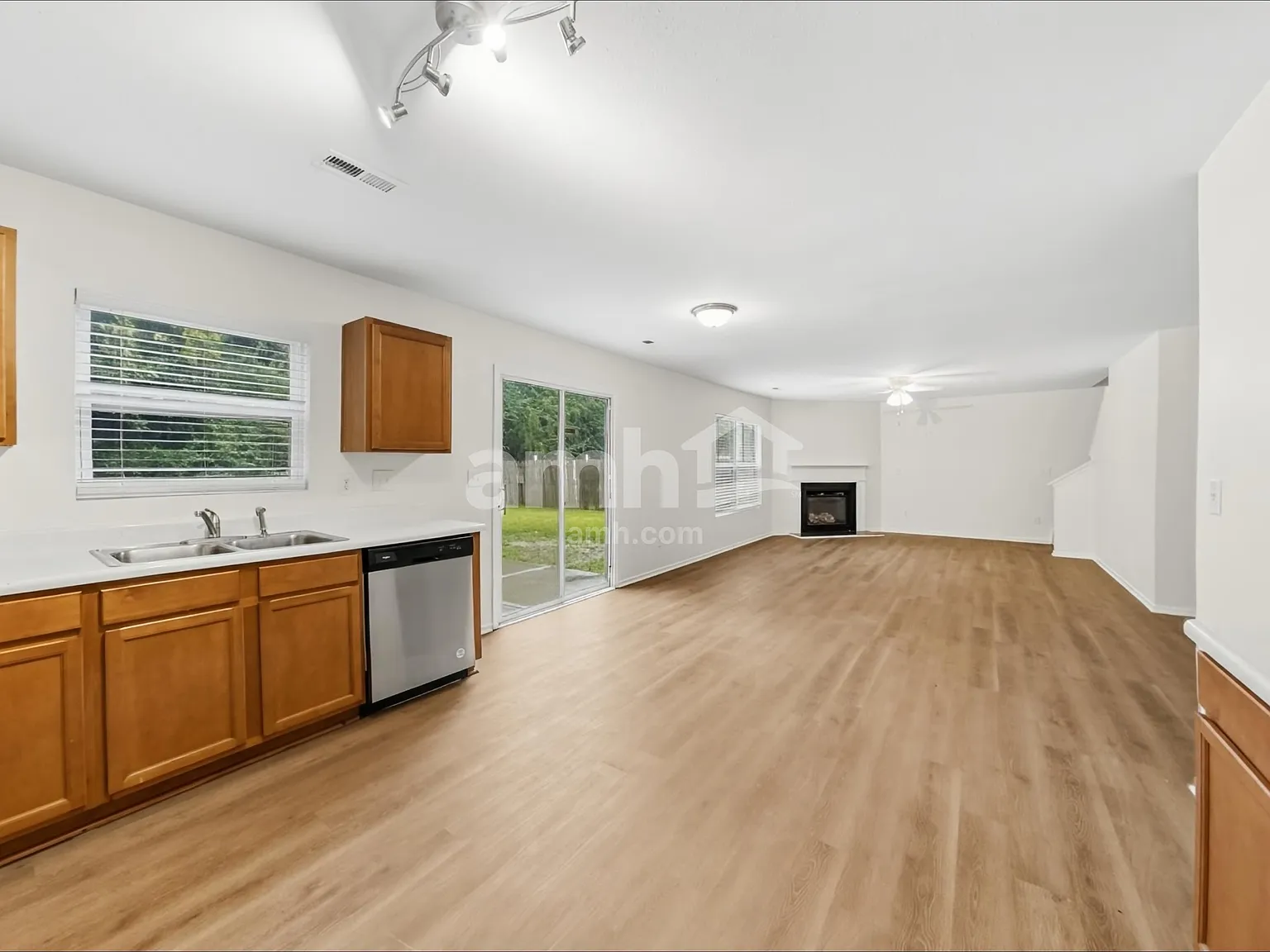 4 bed, 2.5 bath, 2850 sqft, $2,505 — Photo 4