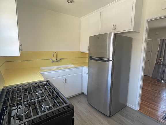 5th image of 711 Ocean Park Blvd APT C