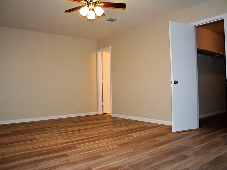 4616 Woodstock Dr — Photo 14