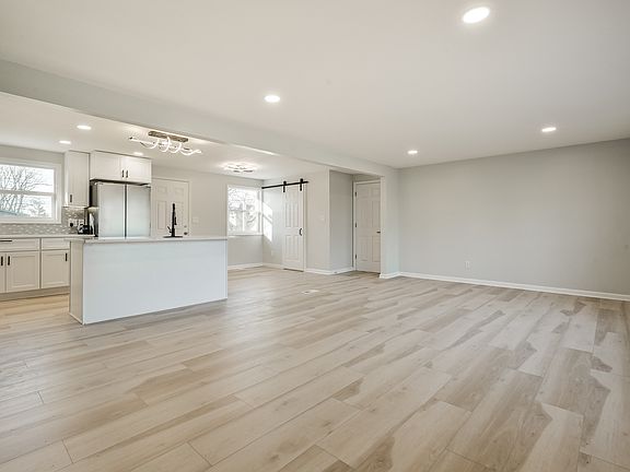 4th image of 441 Ash Dr