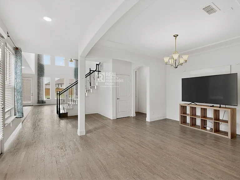 151 Darian Dr — Photo 6