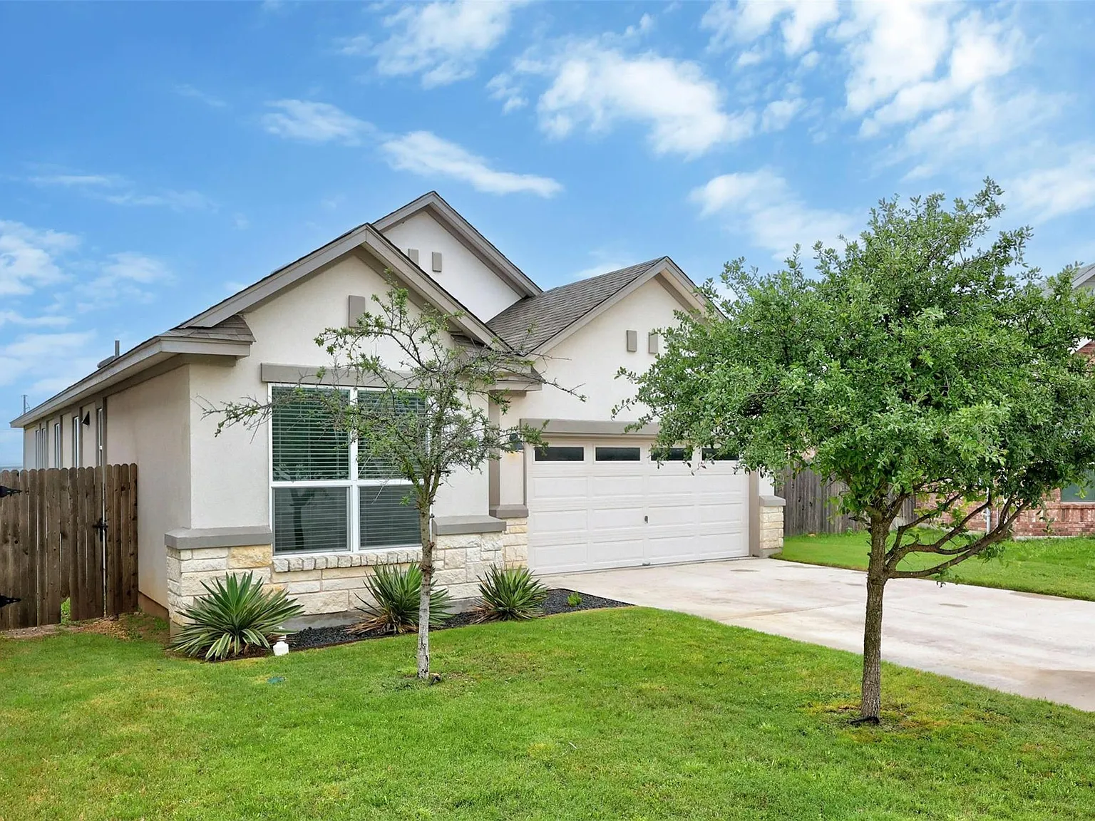 3 bed, 2.0 bath, 1664 sqft, $2,450 — Photo 2