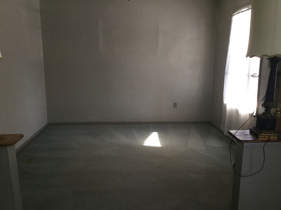 Living room w/entry/exit