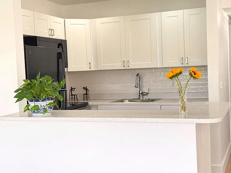 150 Windsor Dr — Photo 2