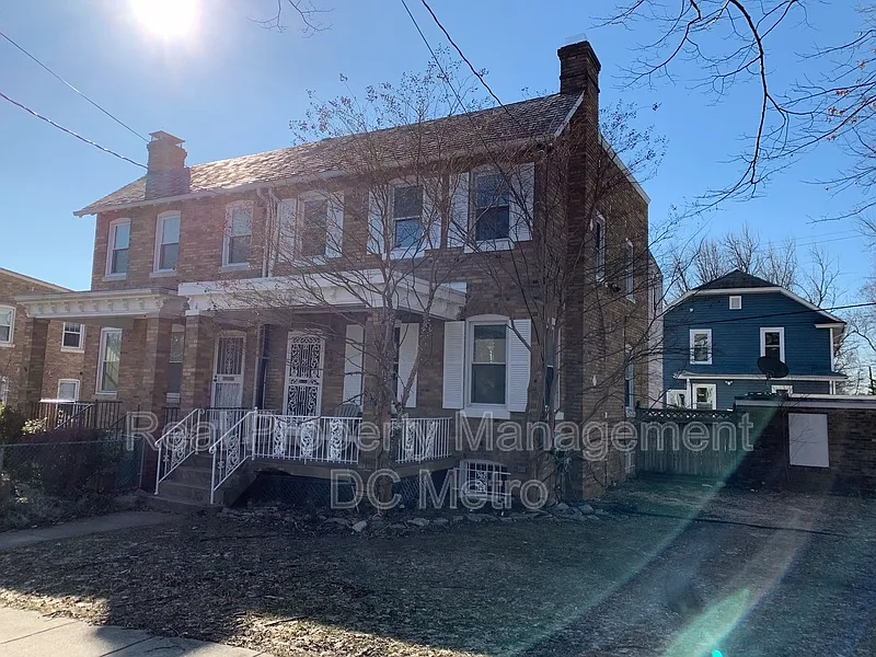 1005 Upshur St NE photo 1