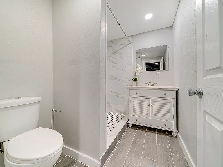 112 Liverpool Dr SE — Photo 23