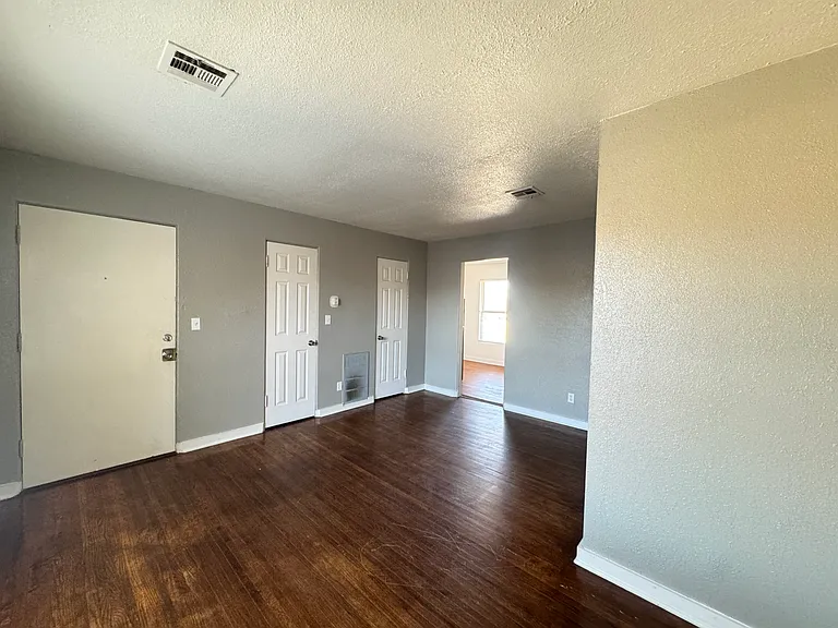 2030 NW 25th St #4 — Photo 4