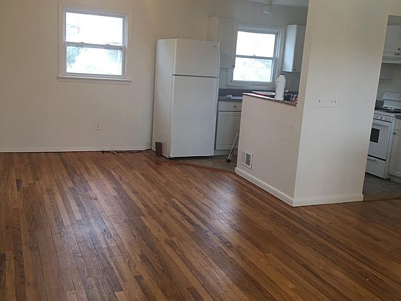 3rd image of 828 Tudor Ct