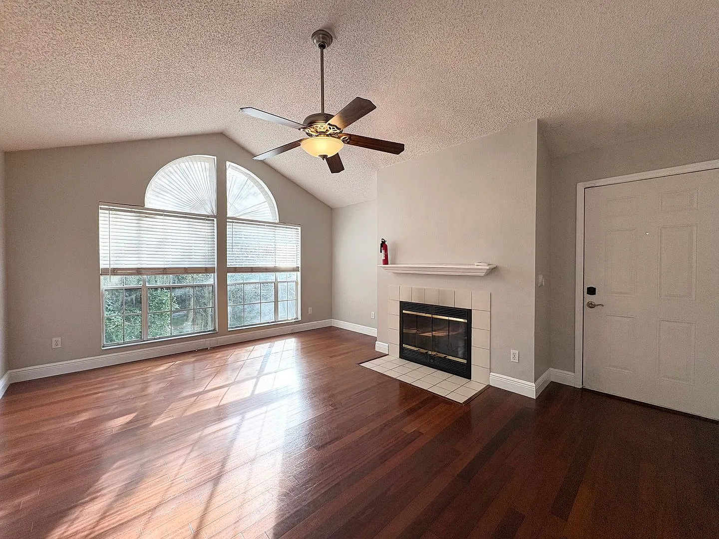 Charming 3B/2B Carpet Free Condo — Photo 4